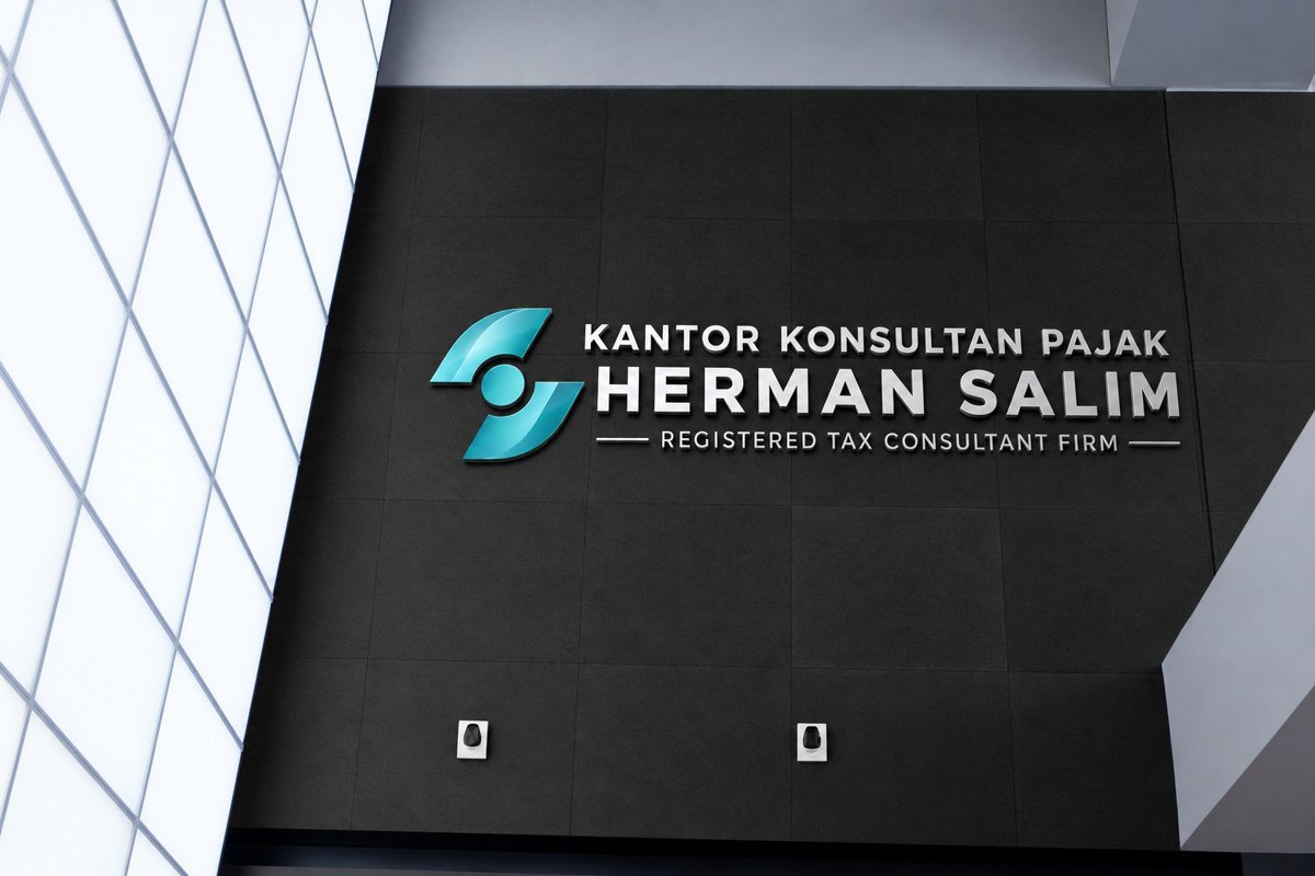 Papan nama Kantor Konsultan Pajak Herman Salim di dinding kantor